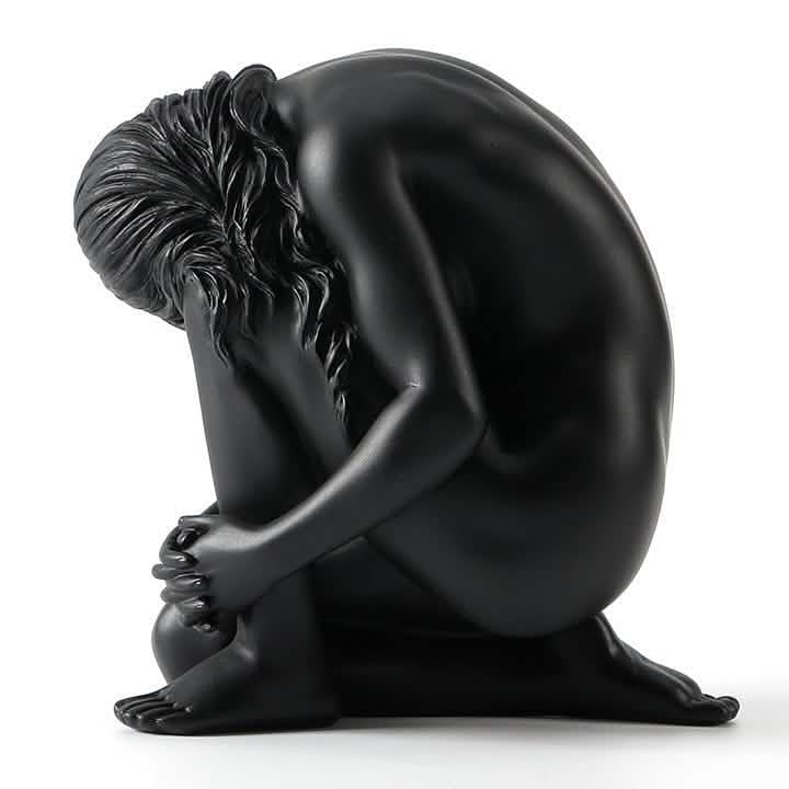 Abstract Kneeling Woman Sculpture – Modern Black Resin Figurine for Elegant Home & Contemporary Art Décor - Black -