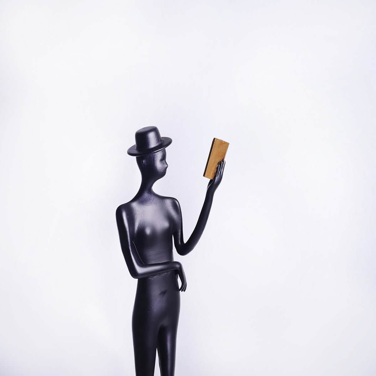 Elegant Reading woman Sculpture – Black Cast Aluminum Art Décor - 12 x 12 x 51 cm -