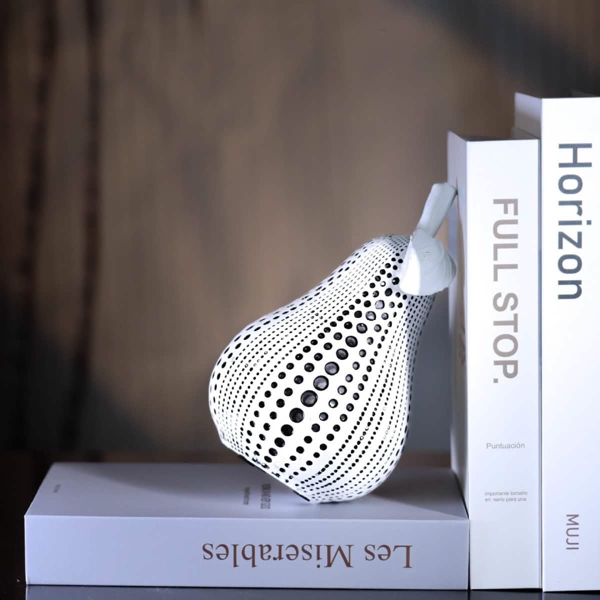 Modern Resin Pear Sculpture – Minimalist Fruit Ornament for Home Décor - 18x10.5x10.5cm - Pear -