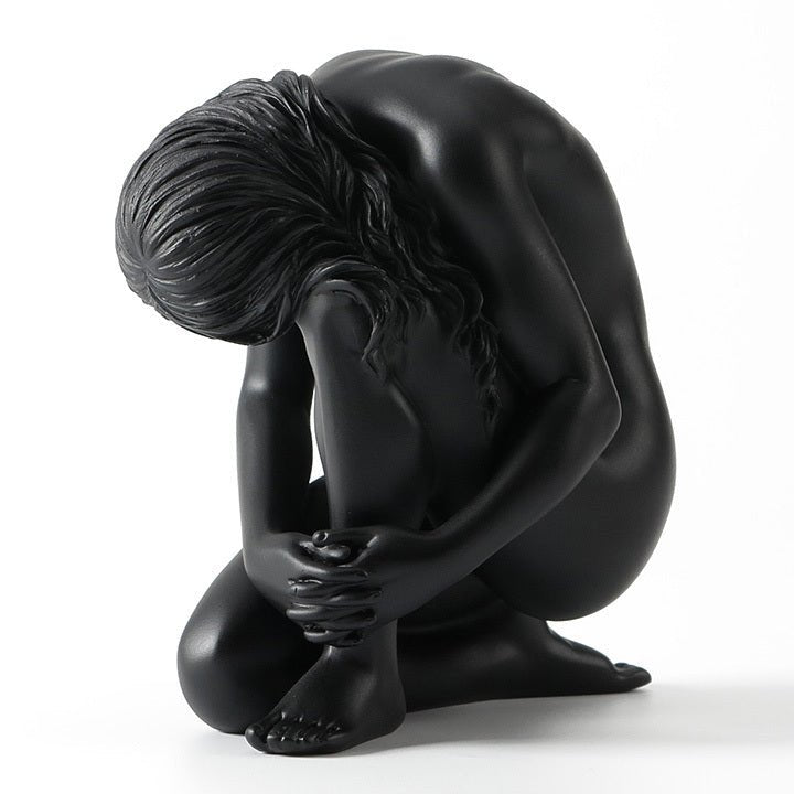 Abstract Kneeling Woman Sculpture – Modern Black Resin Figurine for Elegant Home & Contemporary Art Décor - Black - 