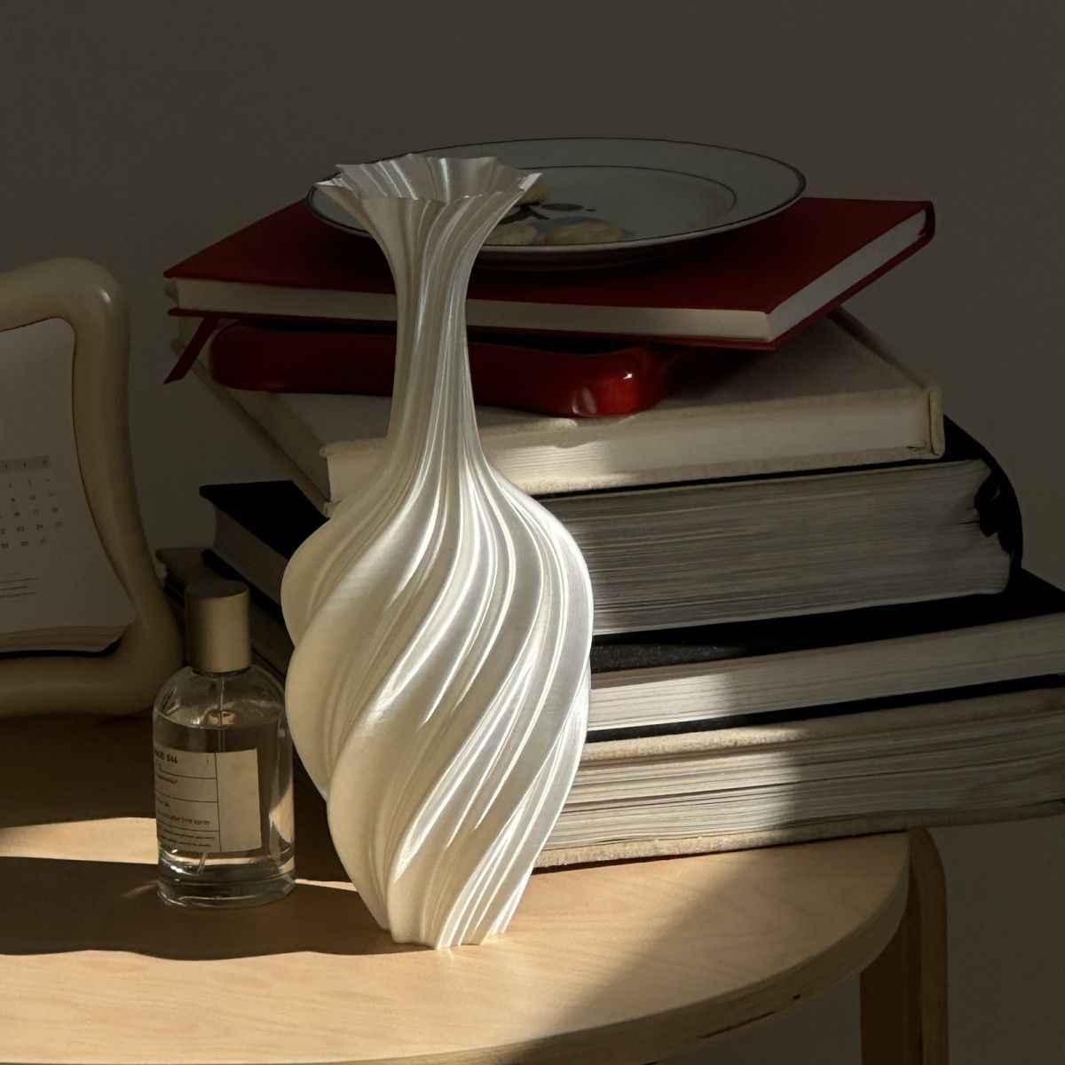 Artistic Twisted Metal Vase – Modern Abstract Retro Flower Arrangement Decor - Silk Red - 