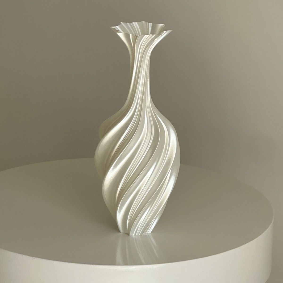 Artistic Twisted Metal Vase – Modern Abstract Retro Flower Arrangement Decor - White - 