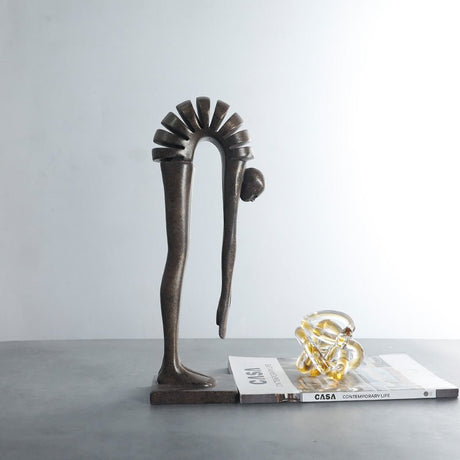 Curved Abstract Portrait Sculpture – Modern Minimalist Resin Art - Dark bronze - 