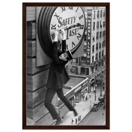 Da Vinci Pop Art wall art Print | Safety Last! (1923) - Framed Canvas - 50x75 cm / 20x30″ - Dark wood frame
