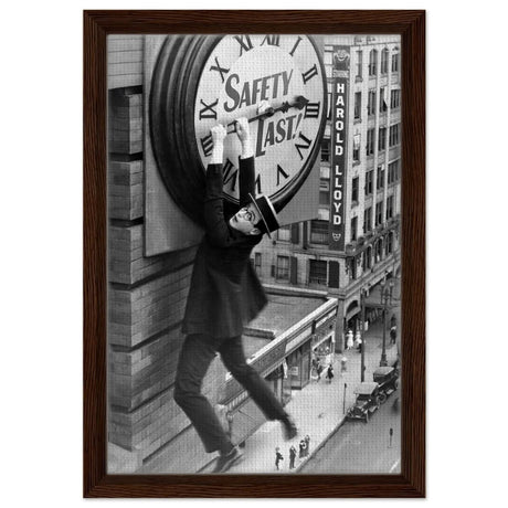 Da Vinci Pop Art wall art Print | Safety Last! (1923) - Framed Canvas - 30x45 cm / 12x18″ - Dark wood frame