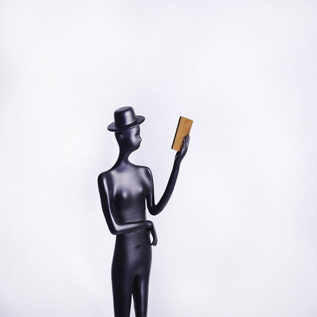 Elegant Reading woman Sculpture – Black Cast Aluminum Art Décor - 12 x 12 x 51 cm - 