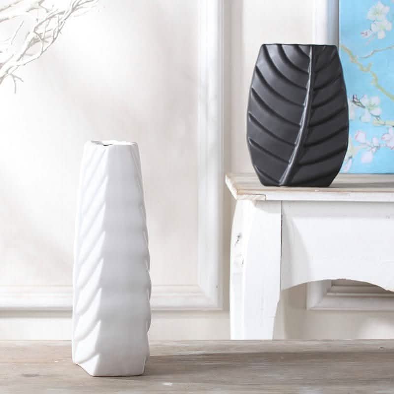 Modern Leaf Ceramic Vase – Nordic Minimalist Home Décor - Black - 