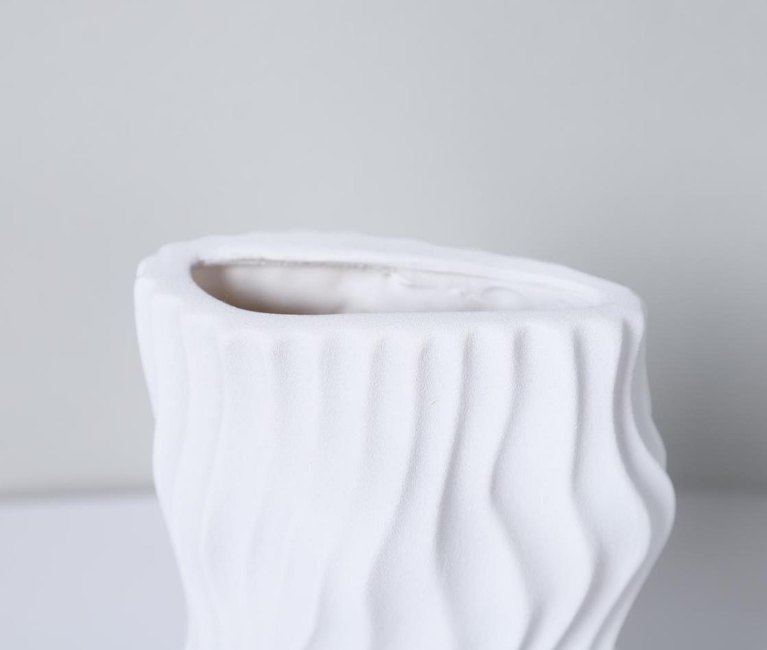 Modern Minimalist Corrugated Resin Vase – Black & White Sculptural Flower Holder - Black Large 13x11x34cm - 