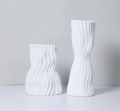 Modern Minimalist Corrugated Resin Vase – Black & White Sculptural Flower Holder - Black Large 13x11x34cm - 