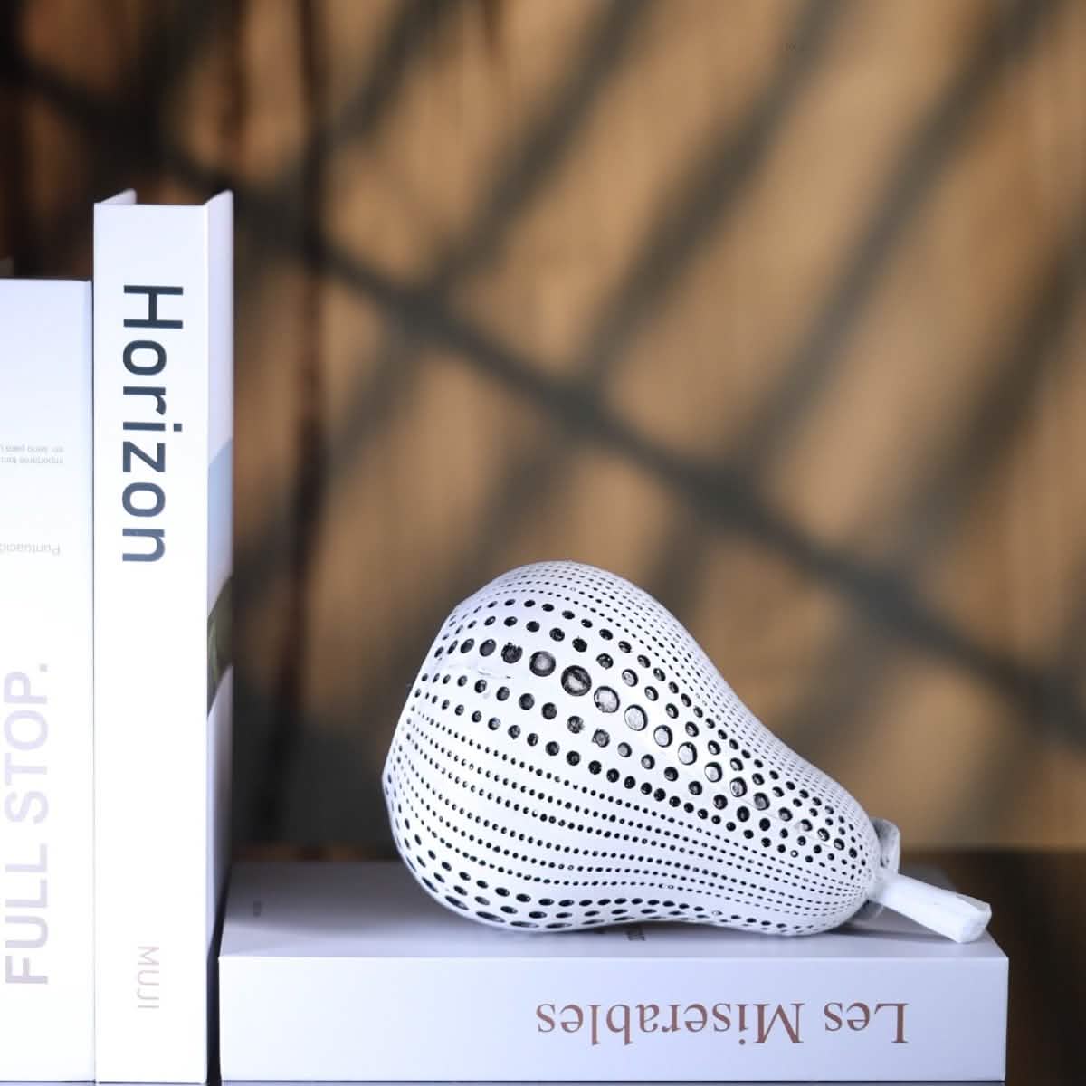 Modern Resin Pear Sculpture – Minimalist Fruit Ornament for Home Décor - 18x10.5x10.5cm - Pear - 