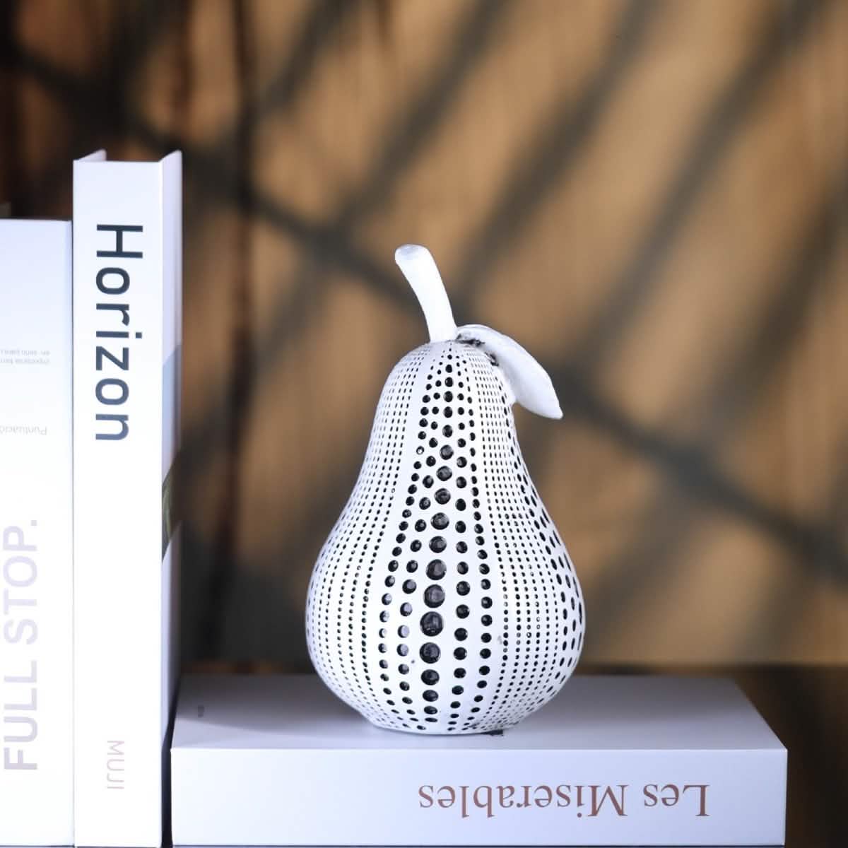 Modern Resin Pear Sculpture – Minimalist Fruit Ornament for Home Décor - 18x10.5x10.5cm - Pear - 